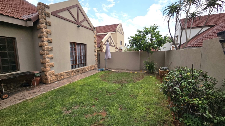 To Let 3 Bedroom Property for Rent in Meerhof North West